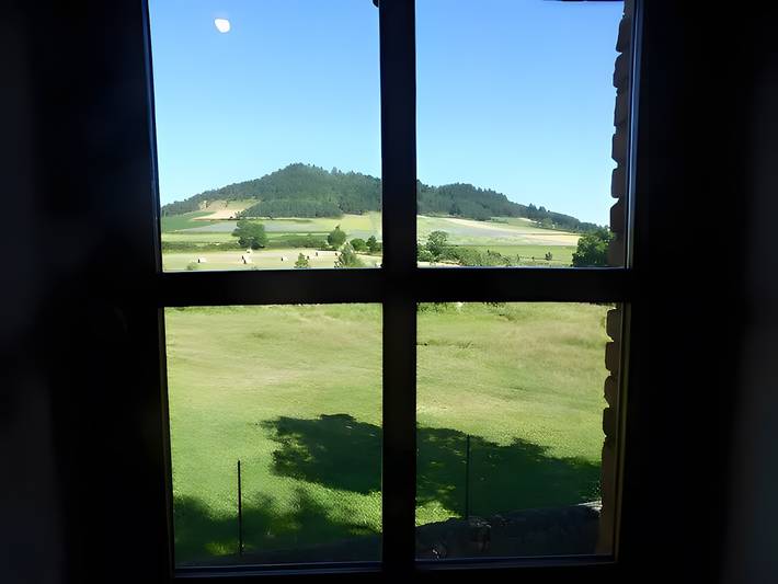 Chambre d’hôtes La Régordane : vue montagne, piscine et terrasses partagées in Solignac-sur-Loire, Haute-Loire
