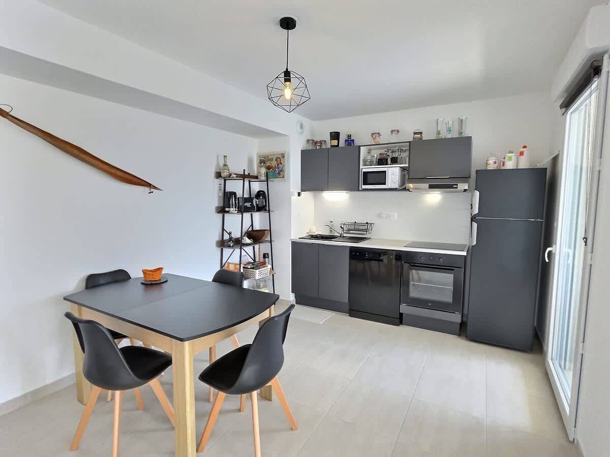 Appartement entier, Bright Cross-Apartment with 2 Terraces in Sérignan, Côte méditerranéenne (France)