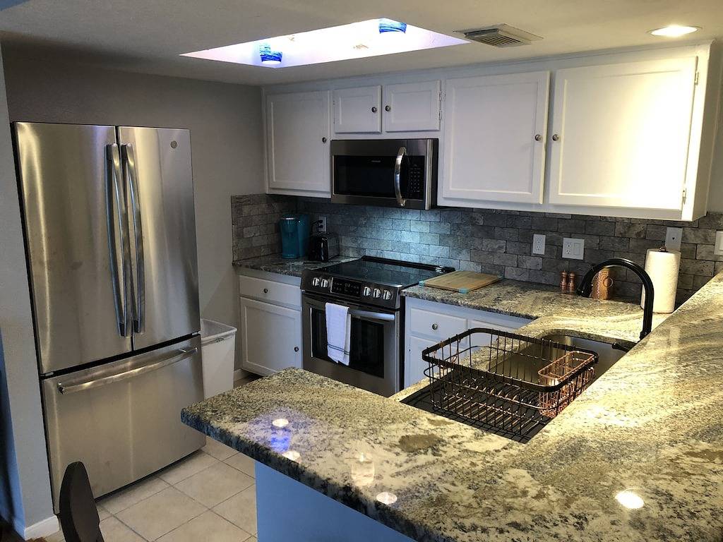 Ganze Wohnung, Frisch renoviert! Fischen, Trinken, Feiern, Auf dem Balkon über dem Wasser! in Lake Conroe