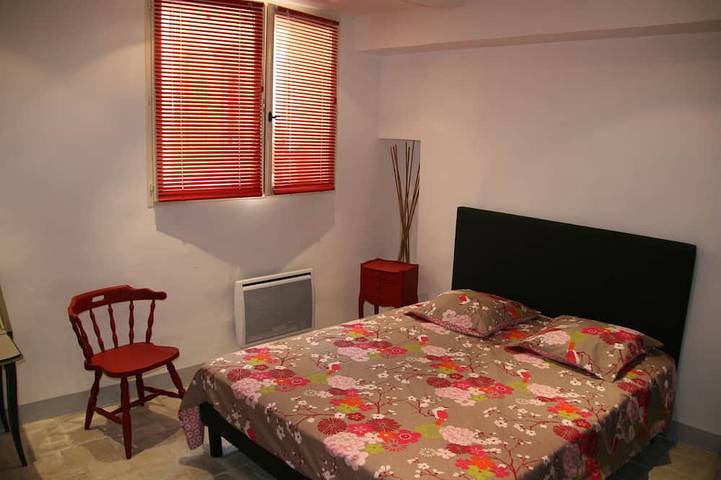 Appartement entier, Charmant apt coeur vieil Antibes quartier piéton typique calme fleuri- Remparts in Antibes, Côte méditerranéenne (France)