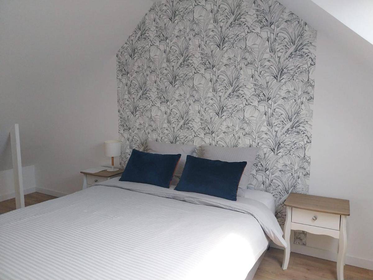 Family Room with Private Bathroom in Magny-le-Hongre, Seine-et-Marne