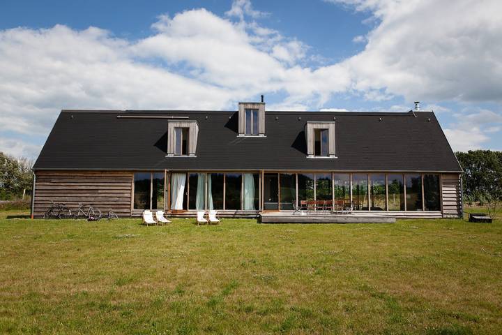 Ferienhaus 'Das Schwarze Haus' mit privater Terrasse, privatem Garten und WLAN in Gerswalde, Barnimerland Region