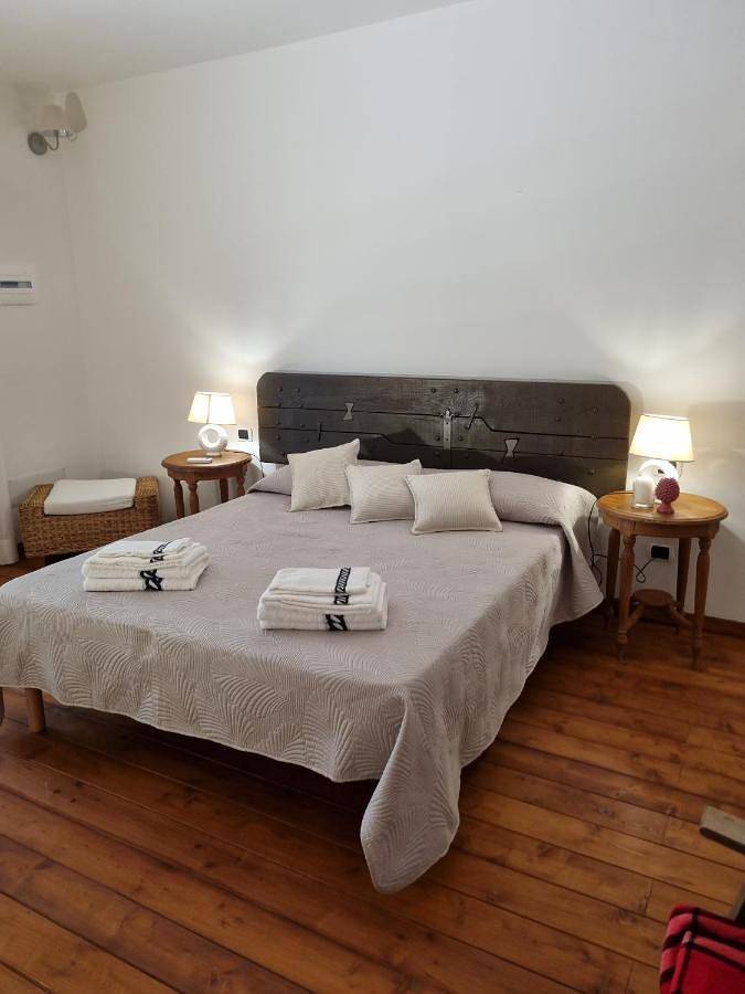 Location de vacances pour 2 personnes, avec terrasse et vue ainsi que jardin et piscine à Sant'Antonio di Gallura - 2