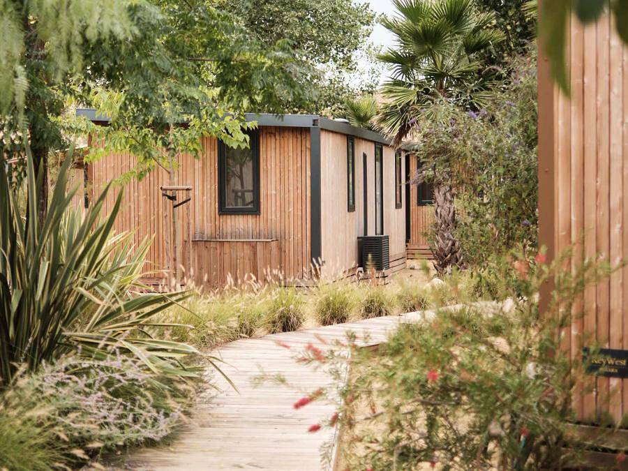 Camping Blendin Retreat Agde - Mobilhome 4 personnes - Cottage Roussane 3 Pièces 4 Personnes Climatisé + Tv 2sdb in Grau-d'Agde, Agde