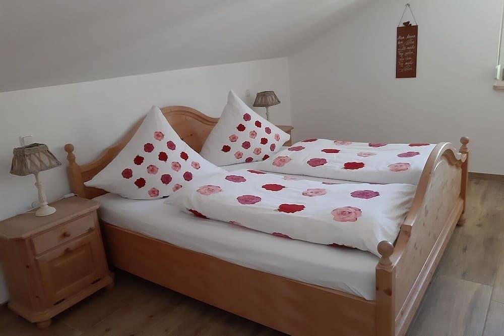 Ganze Wohnung, Helle, komfortable und geschmackvoll eingerichtete Dg-Wohnung mit Südbalkon in Hausham, Alpenland Tegernsee Schliersee