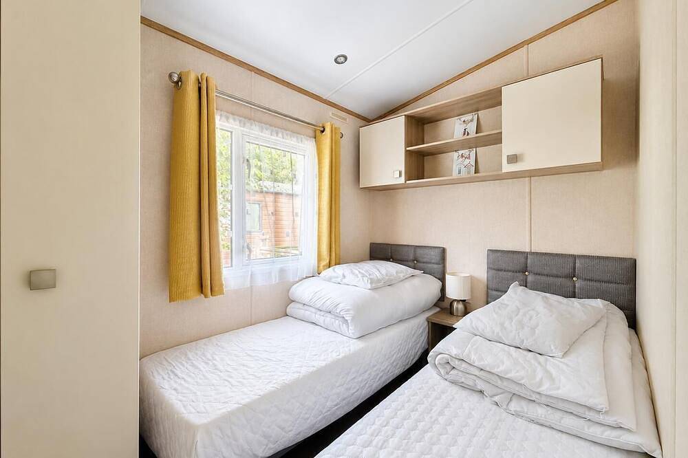 Lovely caravan at Azure Seas nearby the beautiful beach in Lowestoft, Sunrise Coast