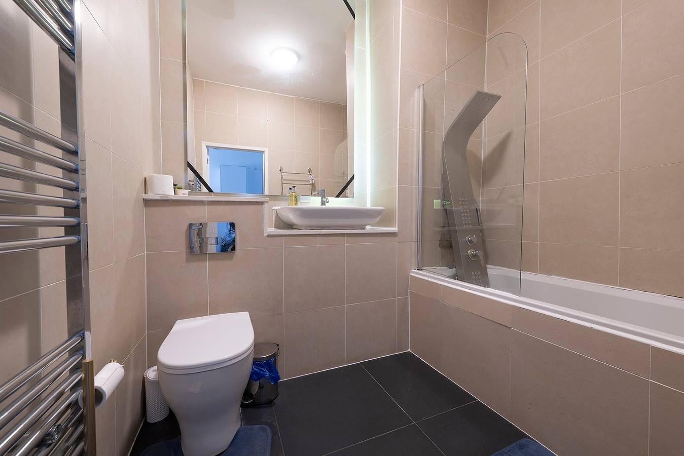 Entire apartment, Trendy Comfort in West Bromwich in Sandwell, Birmingham Area