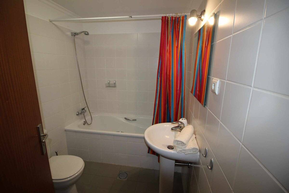 Ganze Wohnung, Portinho Ii-Modern apt with balcony facing the sea in Caniço, Madeira