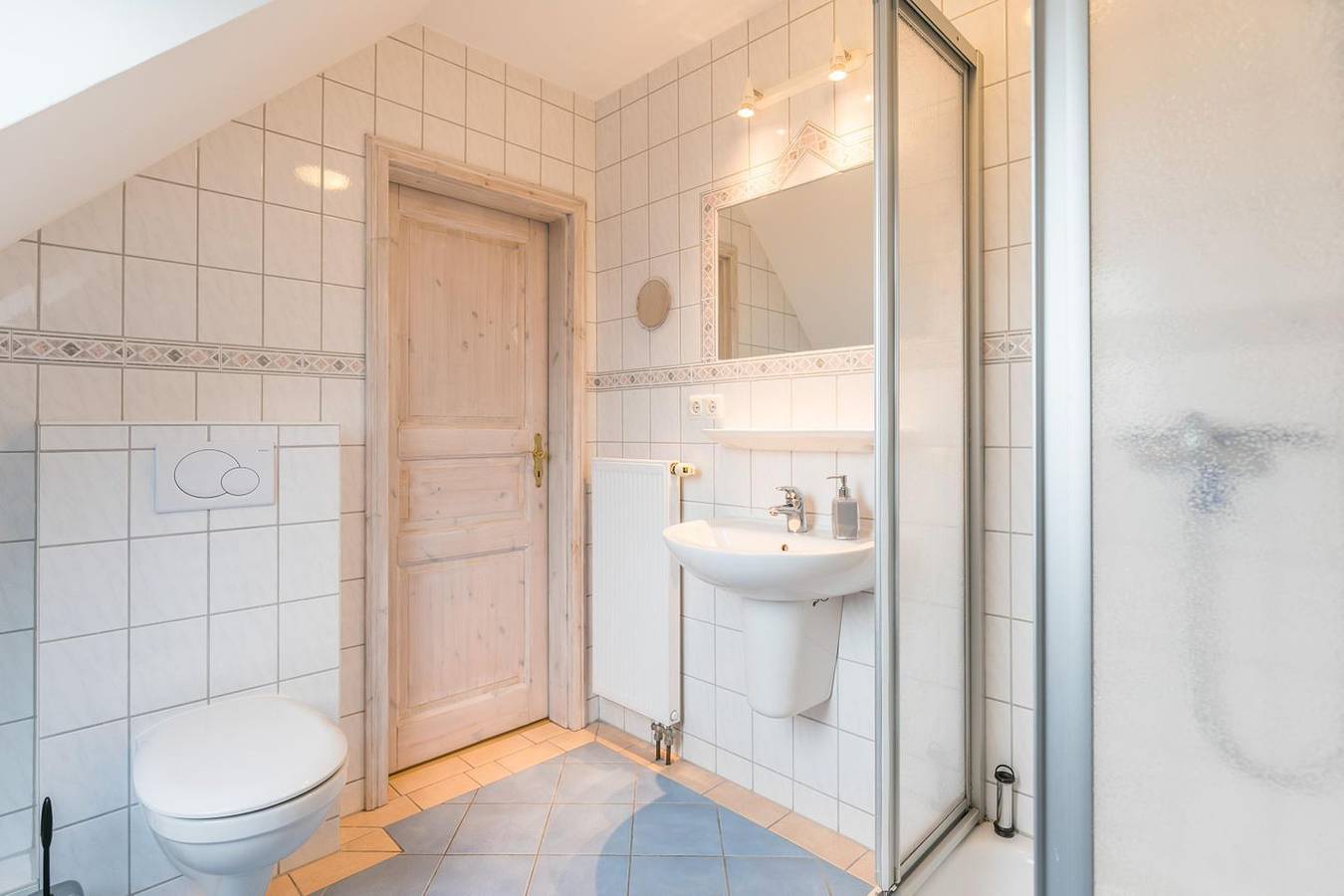 Ganze Wohnung, Haus am Teich Whg. 2 Büsum – Süd-Balkon am Naturteich, 2 Zi / 3 Pers. in Büsum, Dithmarschen