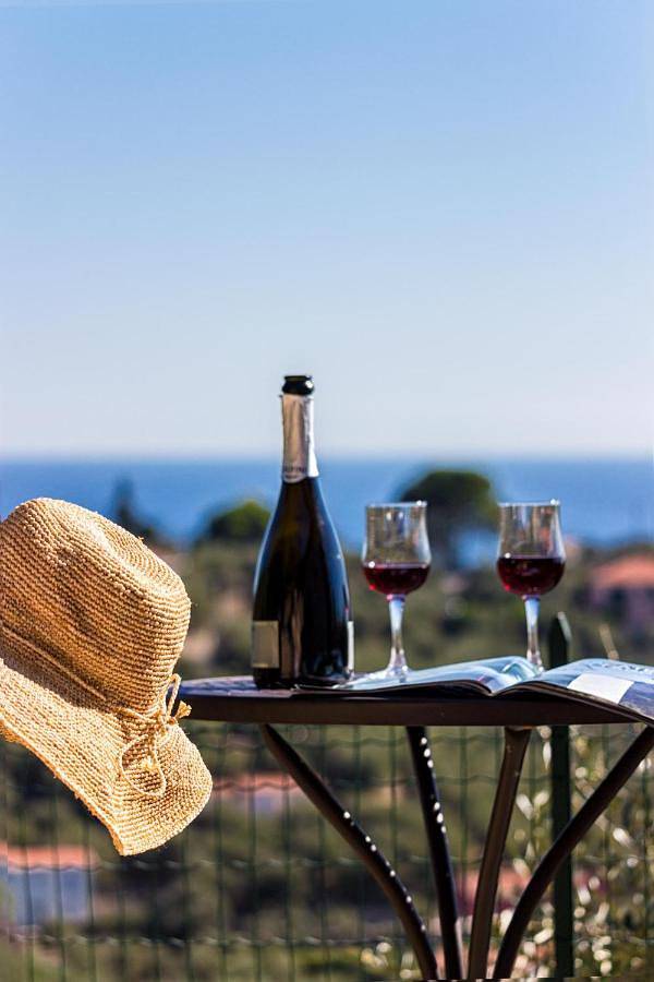 Casa vacanza per 3 persone, con giardino e panorama nonché piscina in Imperia