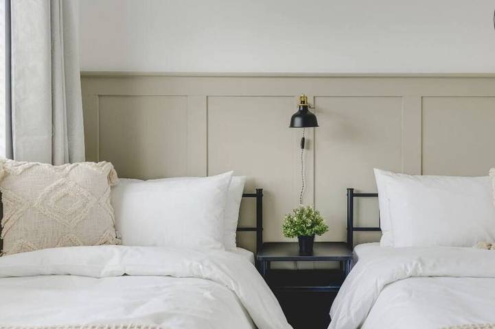 Luxury 2-Bed House in Stevenage Sleeps 6 Free Parking Barefoot & Board in Stevenage, Hertfordshire