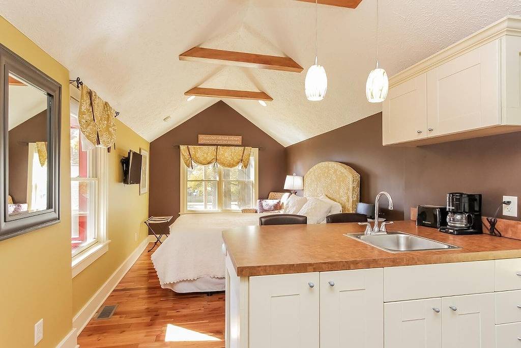 The Oriole, hot tub, walk or Bike to Saugatuck! in Saugatuck, Allegan County