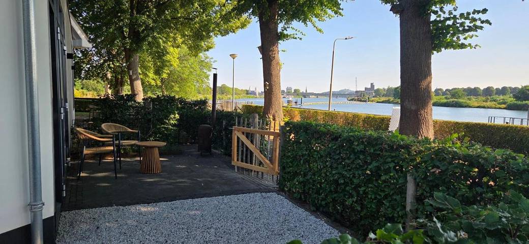 Chambre d’hôte pour 2 personnes, avec terrasse et jardin à Maastricht