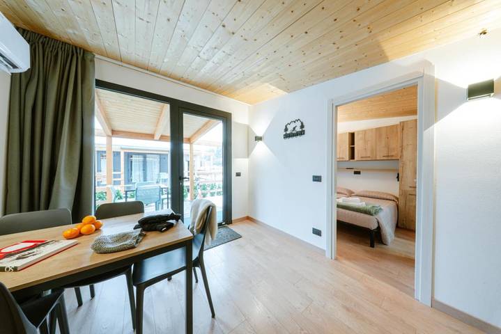 Camping per 4 persone, con piscina e panorama nonché giardino, con animali domestici in Trentino