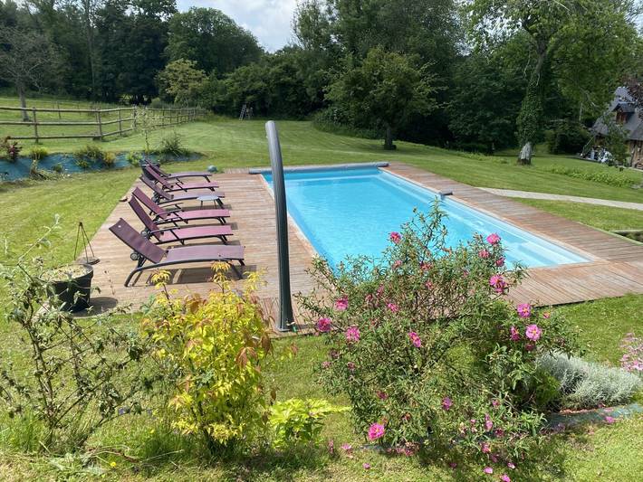 Gîte pour 6 personnes, avec piscine ainsi que terrasse et jardin à Bonnebosq