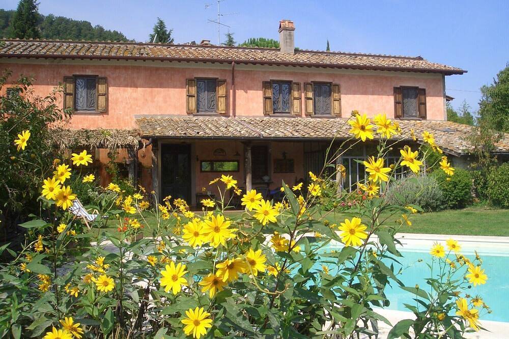 Stunning farm house plenty of peace, green spaces and with swimmingpool in Orte, Terni Provinz