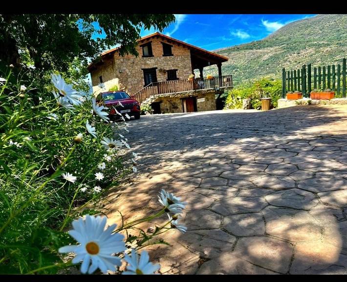 Apartamento para 15 personas, con terraza además de jardín y piscina, Se admiten mascotas en Valle del Jerte