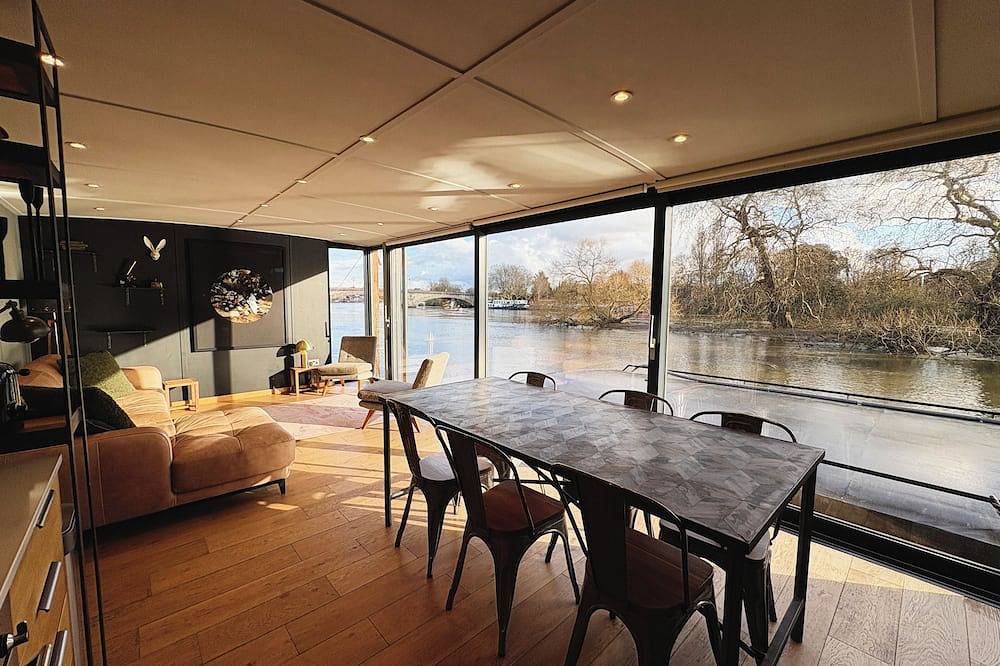 Beautiful London Kew houseboat in a great location with stunning Thames views in Hounslow, London
