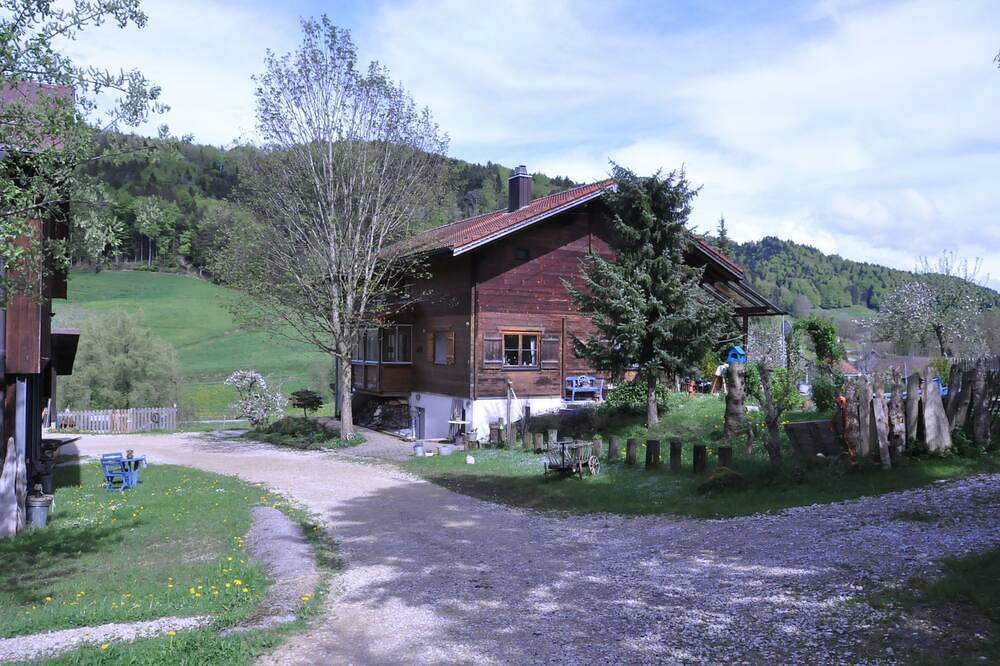 Ganze Wohnung, Sehr freundliche 2 -1/2-Zimmer Wohnung auf dem Bauernhof in traumhafter Natur in Bäretswil, Zürich Voralpen