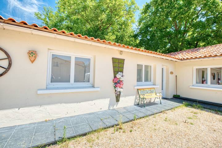 Appartement entier, Appartement "Stag" avec piscine partagée, Wi-Fi et climatisation in Bergerac, Périgord Pourpre