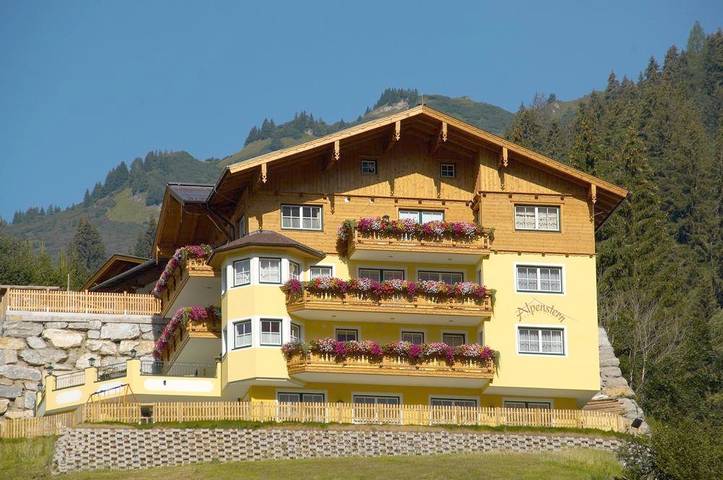 Ferienwohnung für 6 Personen, mit Balkon und Terrasse sowie Garten und Sauna in Großarl