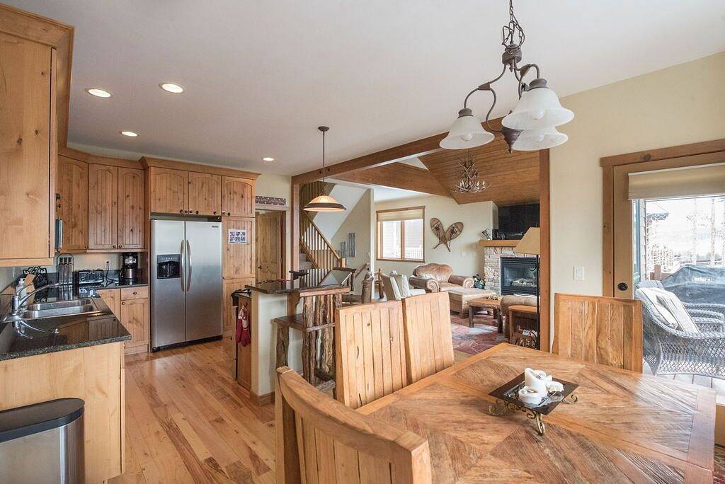 Gehen Sie in die Innenstadt von Winter Park mit Blick auf den Parry Peak in Fraser, Arapaho and Roosevelt National Forests