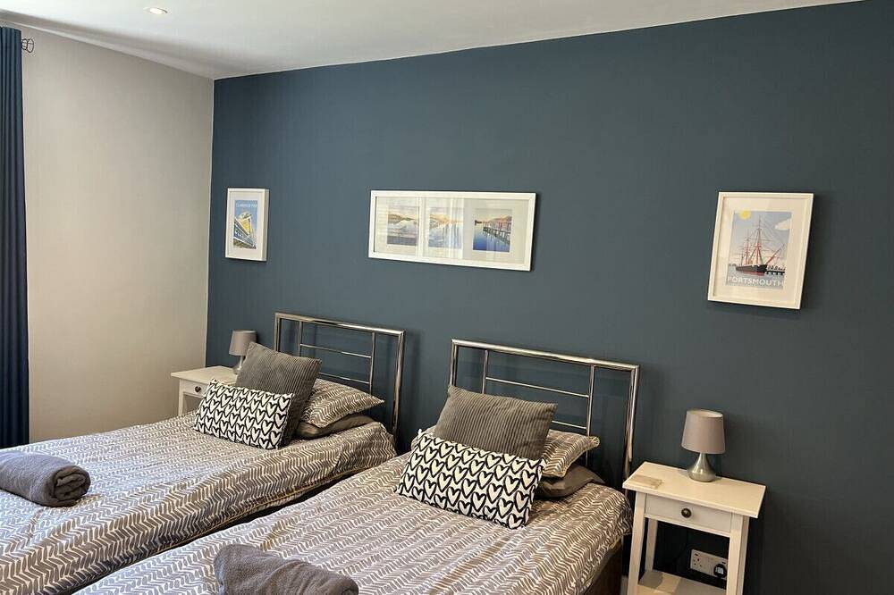 Entire apartment, Garden apt - Beach at end of Road Private Parking in Southsea, Portsmouth