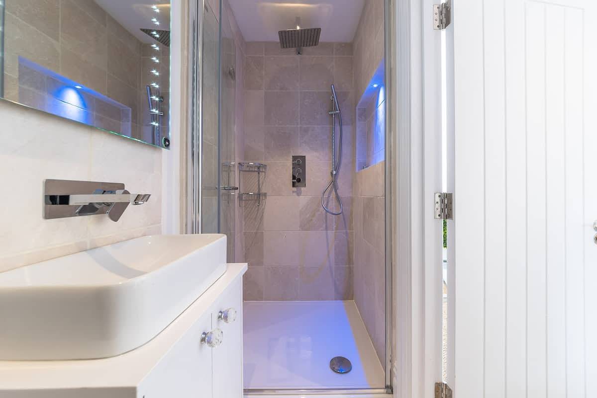 Entire vacation apartment, Fulham 2-Bed Apt w/ South Terrace near Tube in Hammersmith and Fulham, London