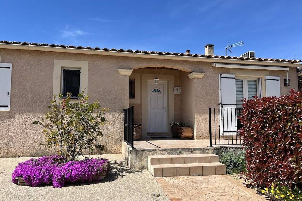 A single-storey house in a quiet subdivision with swimming pool and parking. in Manduel, Nimes region