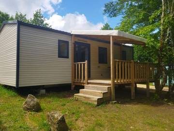 Camping pour 4 personnes, avec piscine et terrasse dans le Cantal