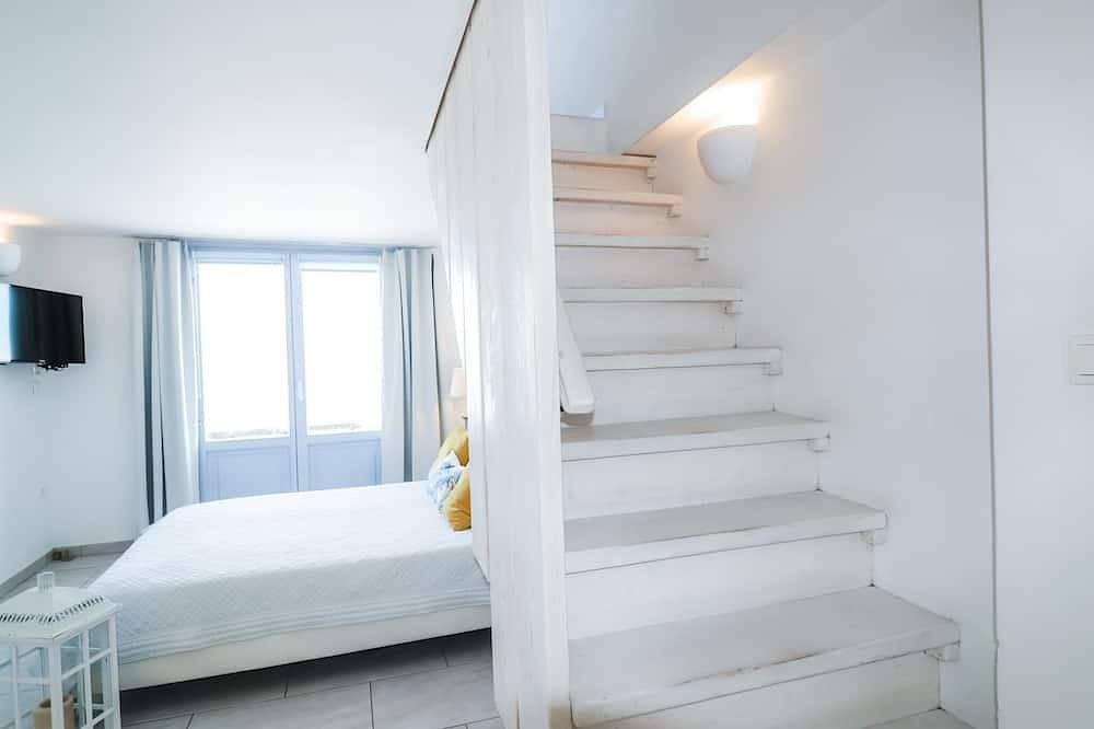 Entire apartment, Loft two bedroom villa with panoramic sea views and Sunrise. in Firostefani, Thera