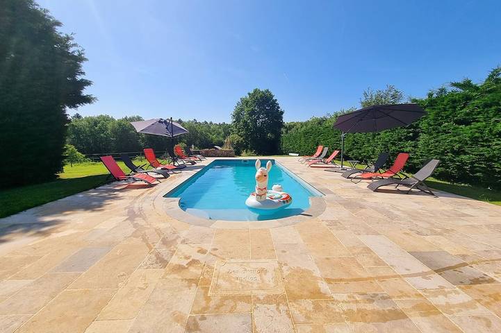 Gîte pour 8 personnes, avec Balcon ainsi que Jardin et Piscine à Fossemagne