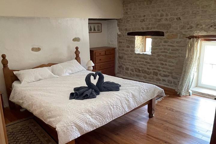 Rural French Gite, Sleeps 8 with Pool and Parking in La Croix-Comtesse, Saint-Jean-d'Angély region