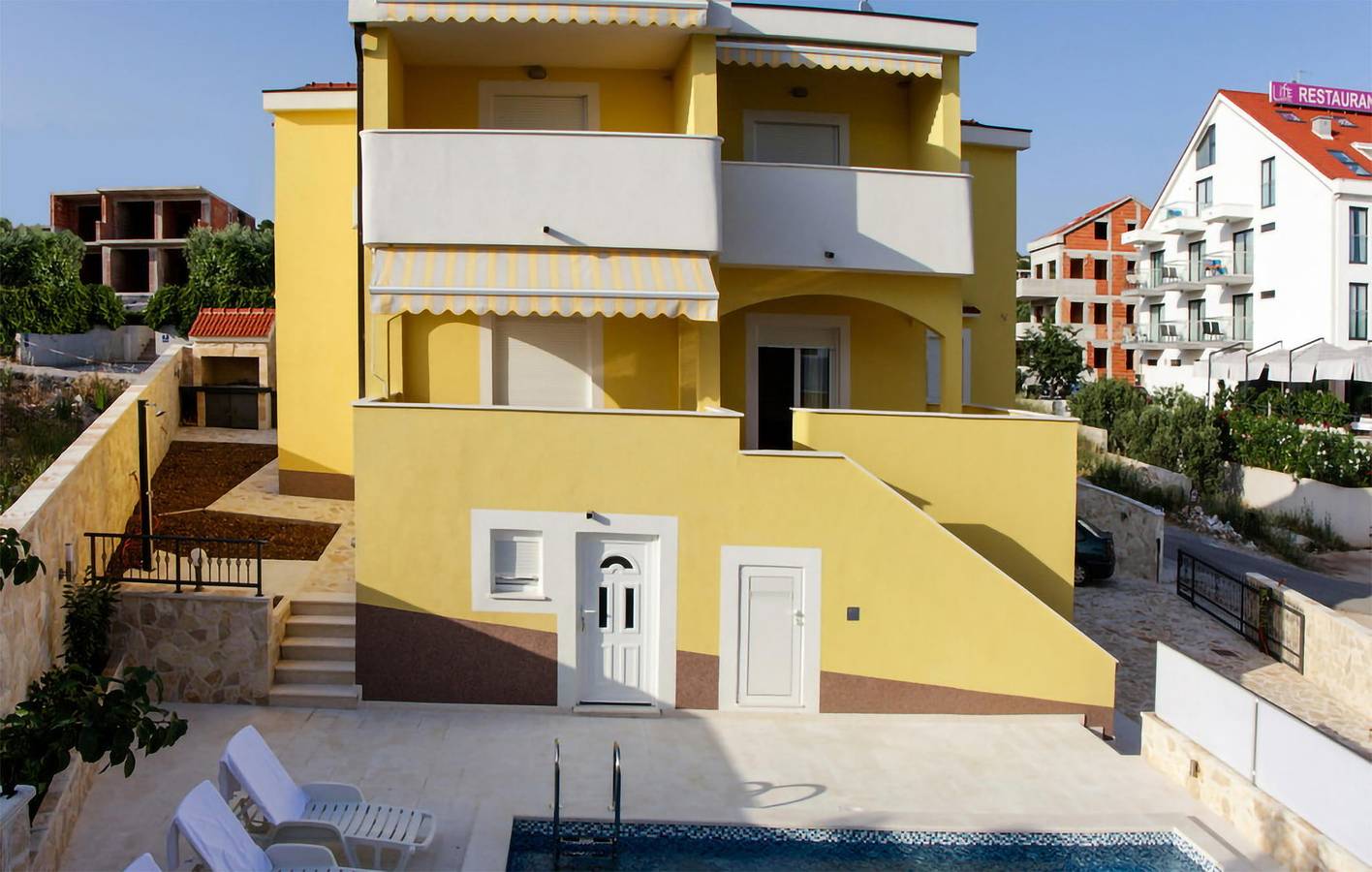 Apartamento vacacional entero, Apartamento con vistas al mar, wifi, aire acondicionado, piscina y terraza in Rogoznica, Condado de Šibenik-Knin