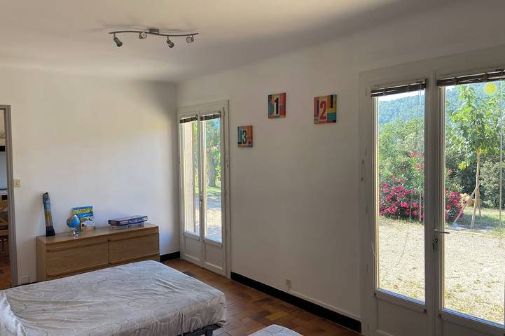 Location de vacances pour 6 personnes, avec piscine ainsi que jardin et terrasse à Brignoles - 4