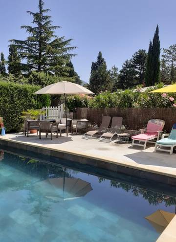 Gîte pour 4 personnes, avec piscine et terrasse à Malaucène
