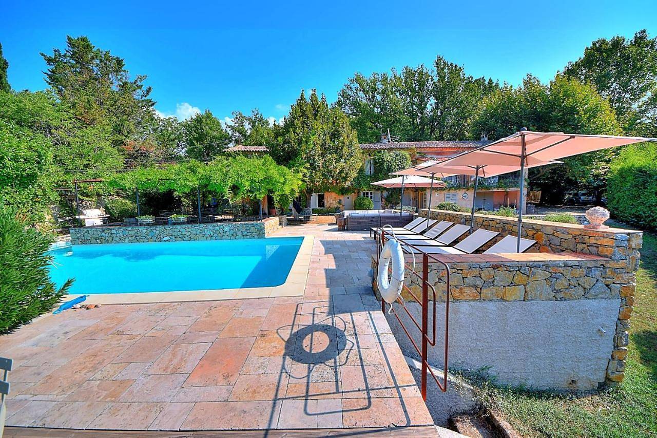 Double Room with Pool View in Villecroze, Région de Draguignan