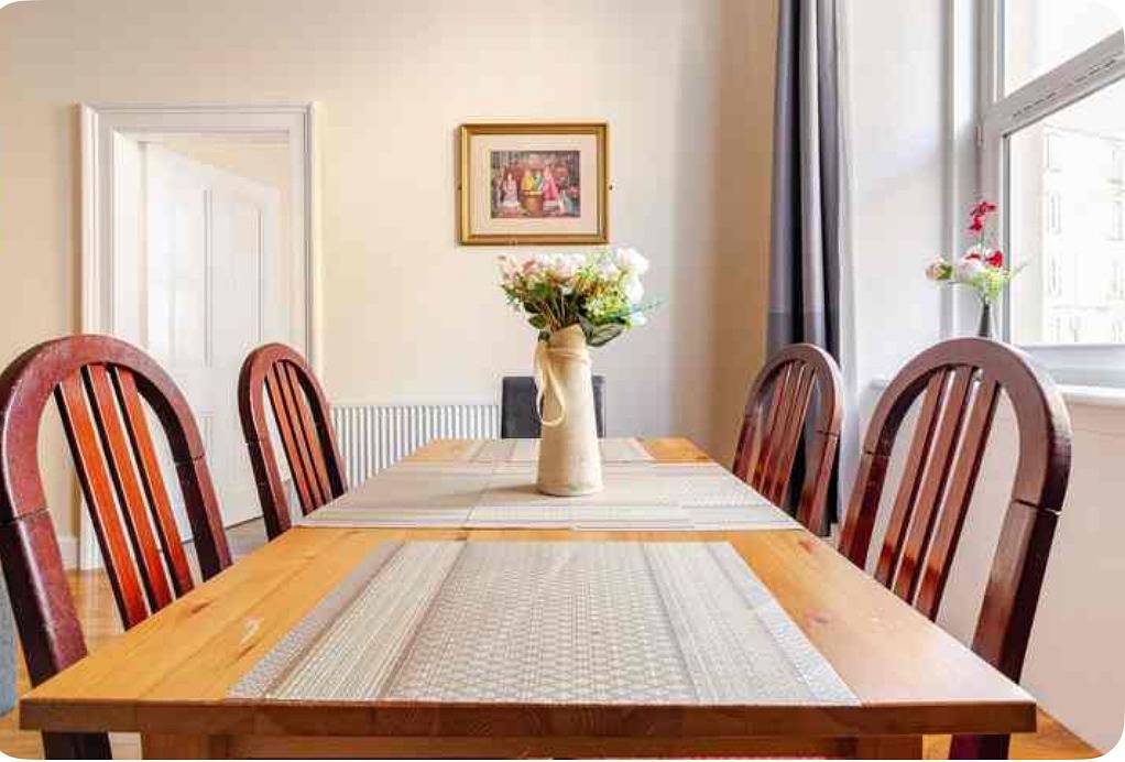 Entire holiday apartment, 3 Bed Central Apartment - Pet Friendly & Parking in Edinburgh, Edinburgh and Lothian