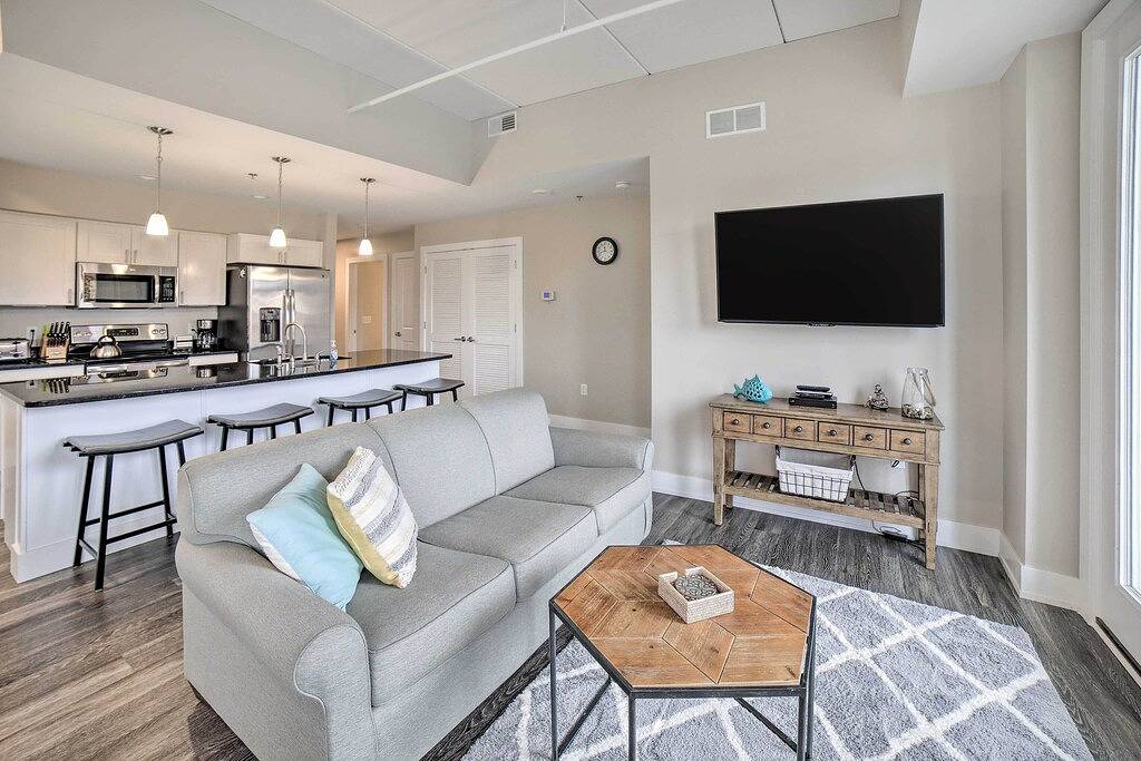 Ganze Wohnung, Luxe Manistee Condo w/ Balcony & River Views! in Manistee, Manistee County