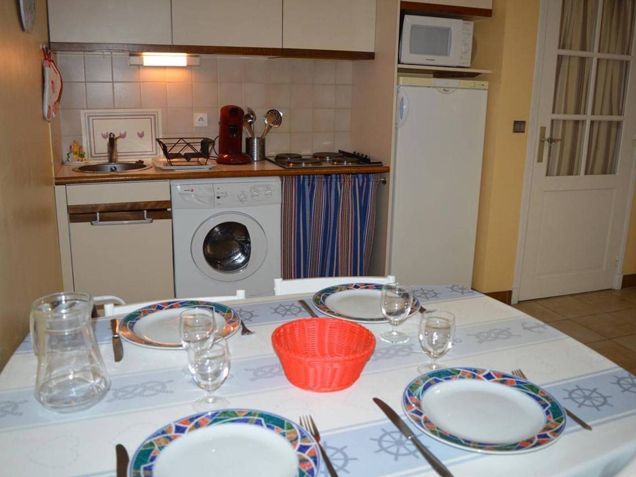 Appartement entier, Studio cabine 4 pers, proche plage, vue rue et montagne in Côte Vermeille, Banyuls-sur-Mer