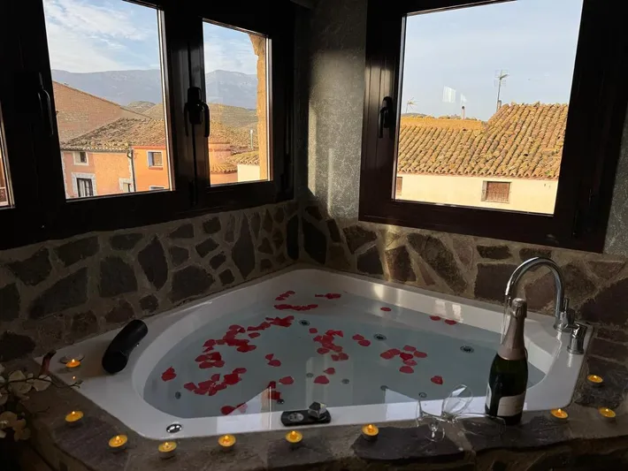 Casa rural para 3 personas, con balcón y jacuzzi, Se admiten mascotas - 1