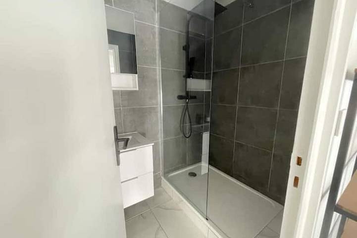Appartement entier, 017 Chic & Cosy F2 53m2 Hypercentre Wifi Smart Tv Netflix in Saint-Étienne, Loire