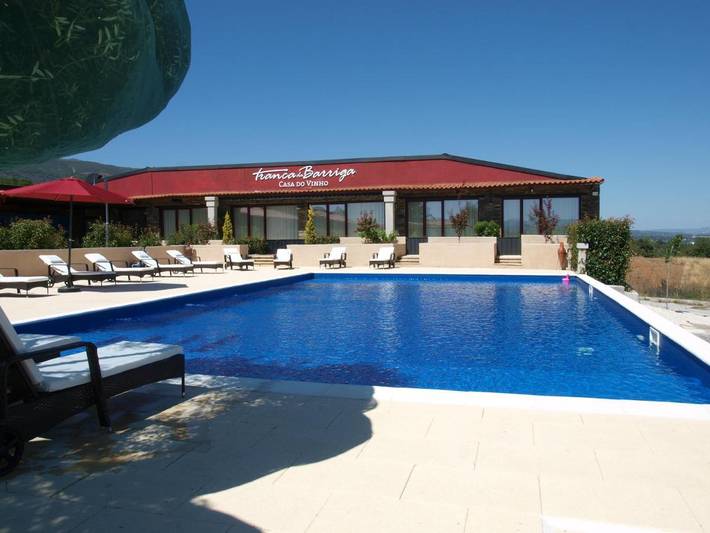 Quarto para 2 pessoas, com jardim e vista e ainda piscina, adaptado a crianças em Covilhã