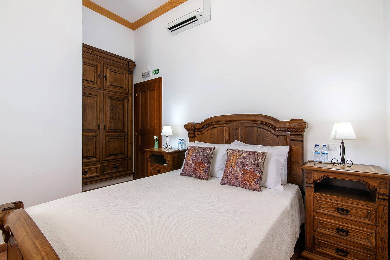 Room 'Quarto Salmão - Countryside View' with Shared Pool, Wi-Fi and Air Conditioning in Mértola, Beja Distrikt