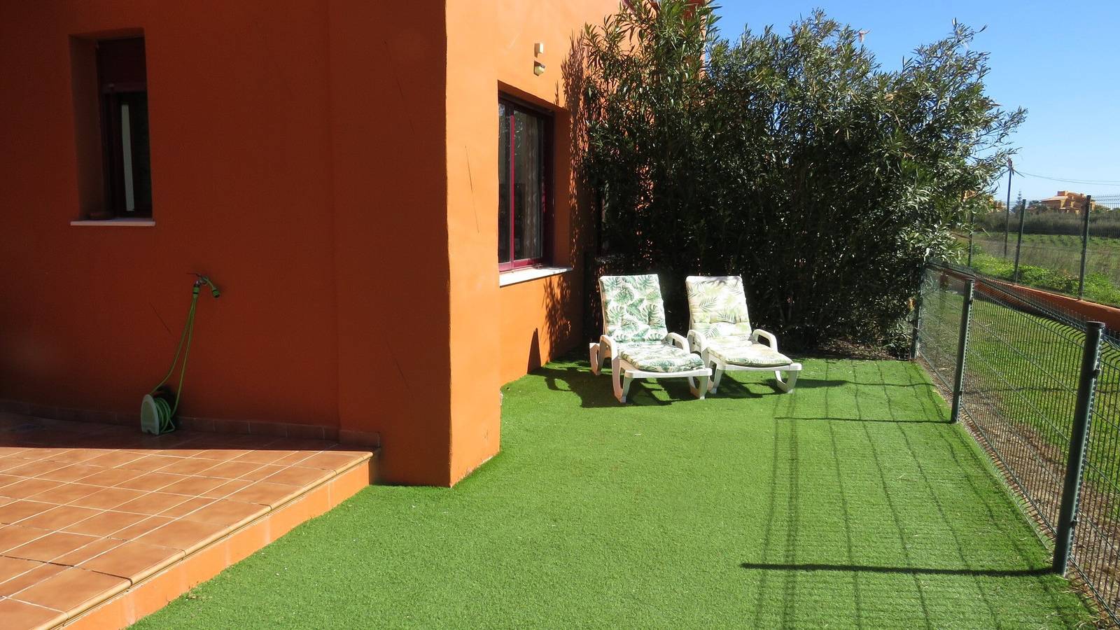 Apartamento entero, Apartamento 'Bajo Amplio con Maravillosas Vistas' con Piscina Compartida, Wi-Fi y Aire Acondicionado in Playa de la Duquesa, Manilva