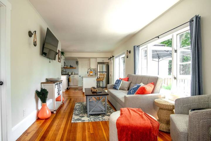 Vacation house for 8 people, with yard and balcony, kid friendly in Massachusetts