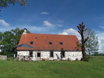 Gîte pour 5 personnes, avec jardin et terrasse dans le Cantal