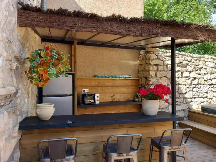 Location de vacances pour 2 personnes, avec Jacuzzi et Terrasse à Murs - 2