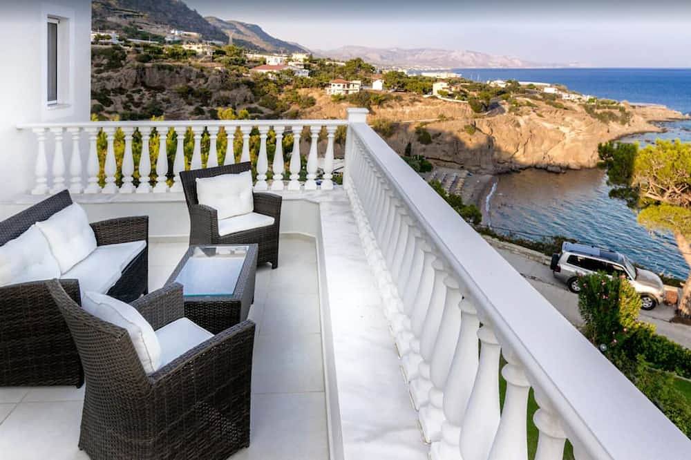 A seafront villa with swimming pool in Achlia, Kreta Süden