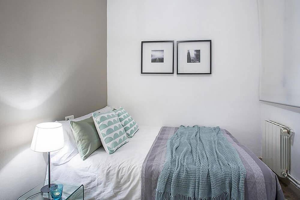 Entire apartment, The Grande 1 Apartment on Valencia St. Ideal for families in Barcelona Centre, Barcelona